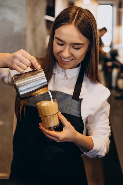 Barista bereitet Latte in einem Kaffeehaus zu