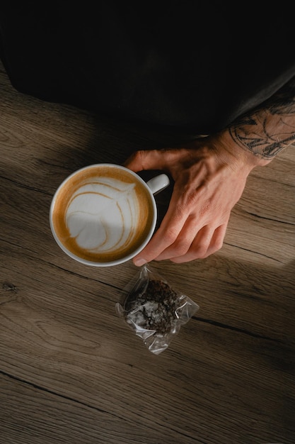 Barista bereitete Cappuccino-Draufsicht zu