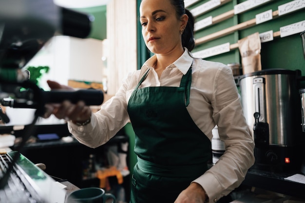 Barista branca no trabalho, fazendo café