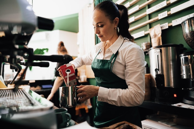 Foto barista branca no trabalho, fazendo café