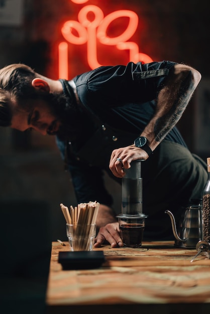 Barista braut Aeropress-Kaffee