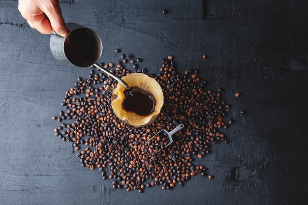 Barista Brühkaffeemethode über Tropfkaffee gießen