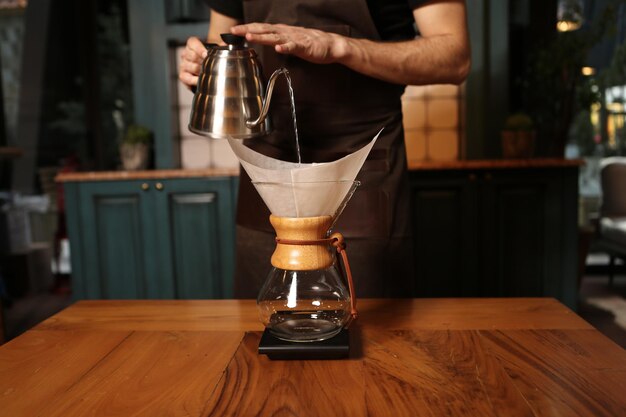 barista brüht kaffee im kaffeeraum