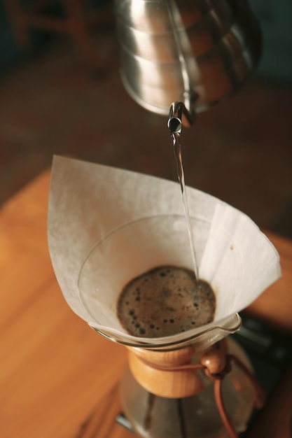 barista brüht kaffee im kaffeeraum