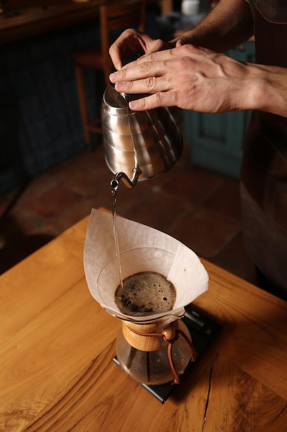 barista brüht kaffee im kaffeeraum