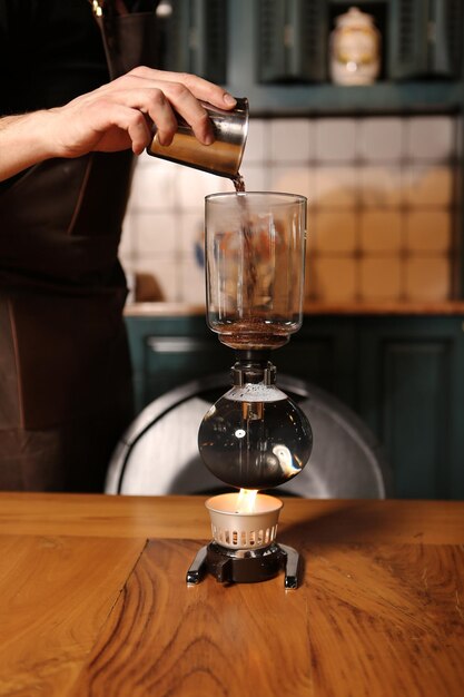 barista brüht kaffee im kaffeeraum