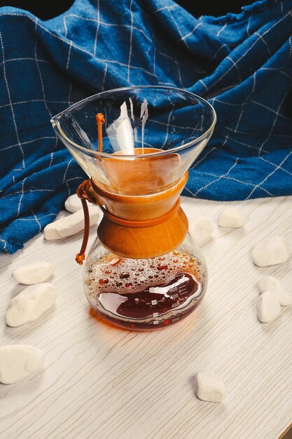 barista brüht kaffee im kaffeeraum