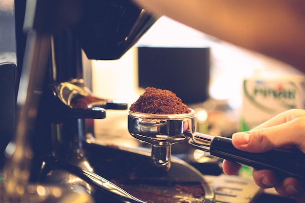 barista brüht kaffee im kaffeeraum