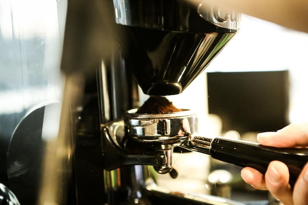 Foto barista brüht kaffee im kaffeeraum