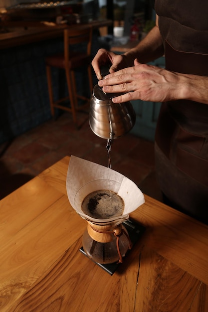 barista brüht kaffee im kaffeeraum