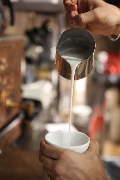 barista brüht kaffee im kaffeeraum