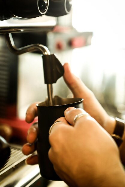 barista brüht kaffee im kaffeeraum