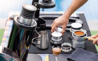 Foto barista de café haciendo un café caliente con muchos tipos de equipos en la mesa por la mañana