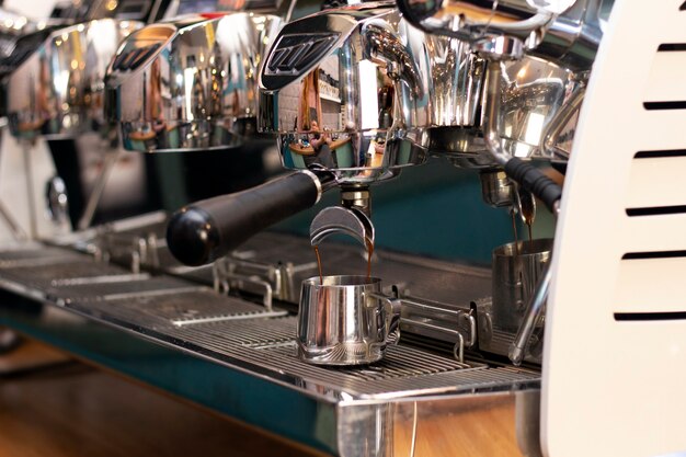 Barista Cafe Kaffeezubereitung Service-Konzept. bereitet Espresso im Café zu; Nahaufnahme. Nahaufnahme von frisch gemahlenem Kaffee