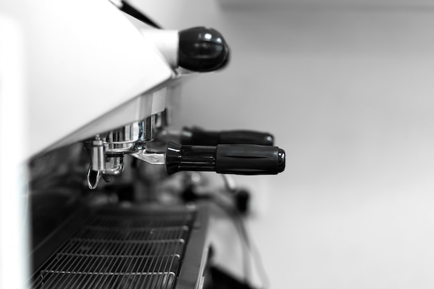 Barista en una cafetería prepara café en una máquina de café