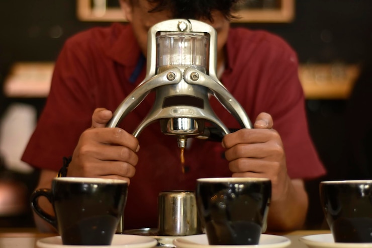 Foto barista cafetería preparar espresso y bebidas de café vietnamita en la cafetería hombre con taza de café
