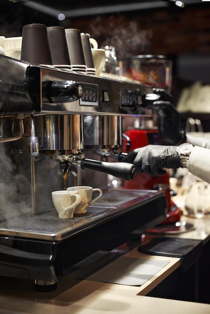 Foto barista coffee maker machineowner y concepto de trabajo a tiempo parcial