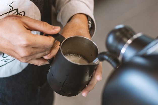 Barista dampft Milch