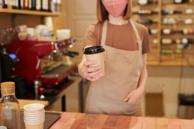 Barista dando una taza de café