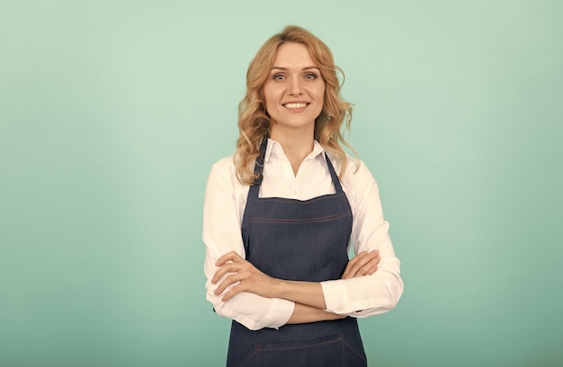 Barista de mulher feliz em dona de casa de avental de cozinheiro