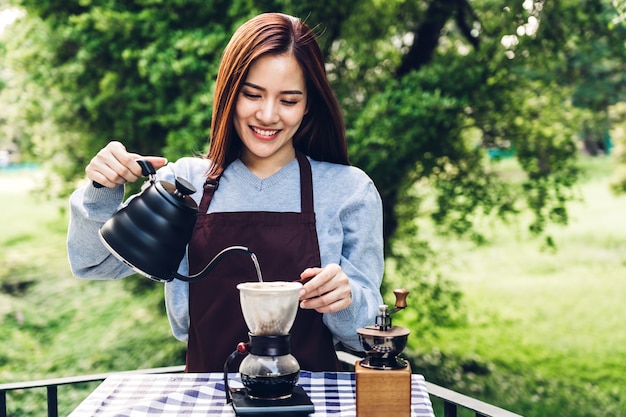 Barista de mulheres fazendo café no parque