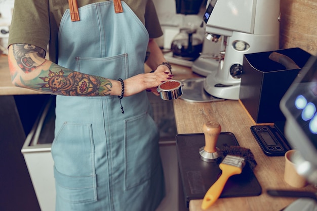 Barista der jungen Frau, die Kaffee in der Cafeteria kocht