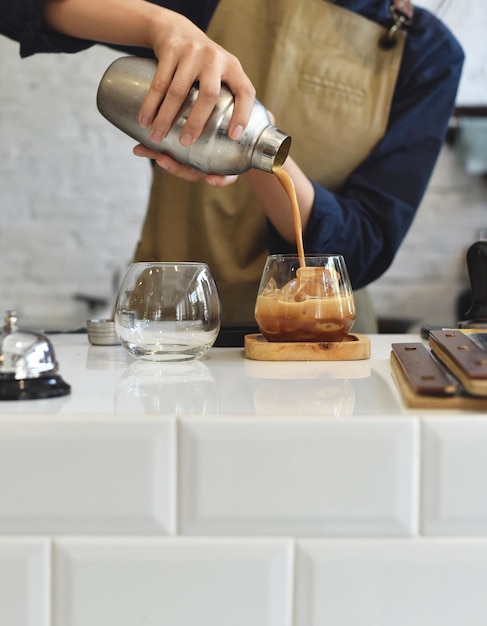 Foto barista, der kaffee im café macht