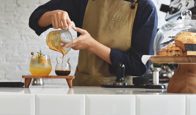 Foto barista, der kaffee im café macht