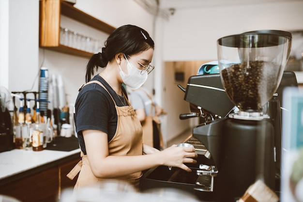 Barista, der Kaffee mit professioneller Maschine kocht Kaffee, der in einen Kleinunternehmens-Startup-Bus der Tasse gießt