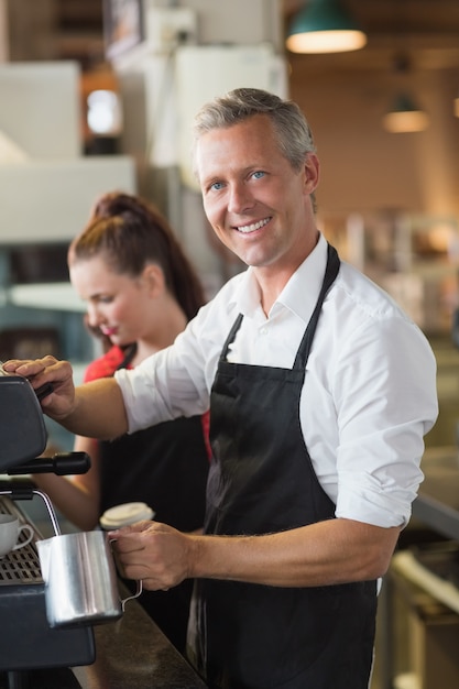 Barista, der Tasse Kaffee macht