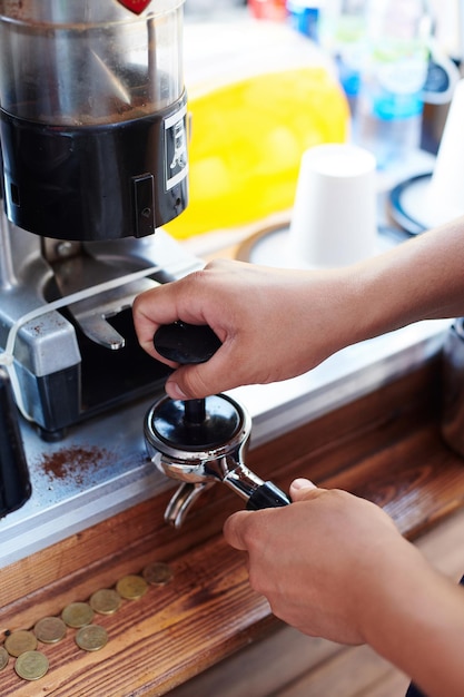 Barista derramando leite no copo