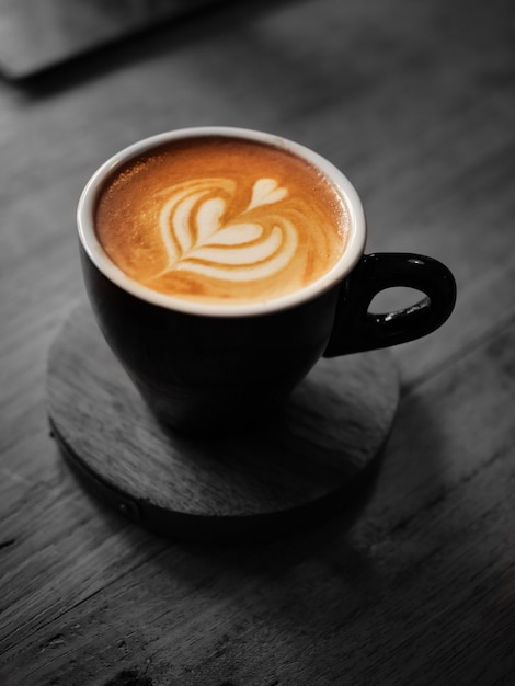 Barista derramando leite para arte de latte de xícara de café