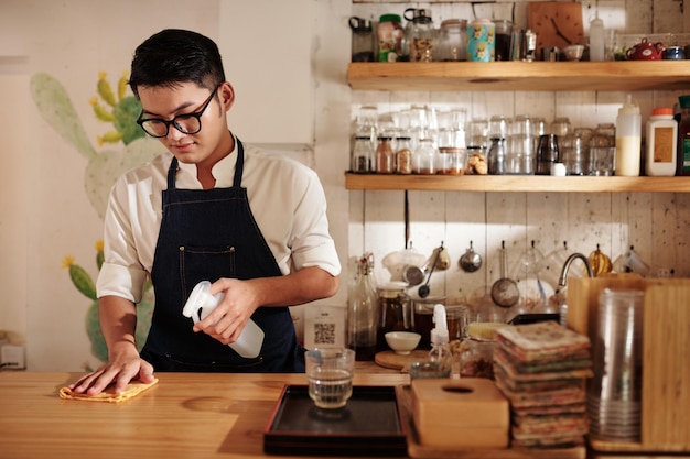 Barista-Desinfektionstheke im Coffeeshop