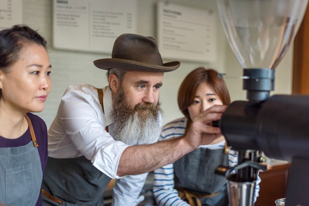 Barista enseñando a otros baristas.