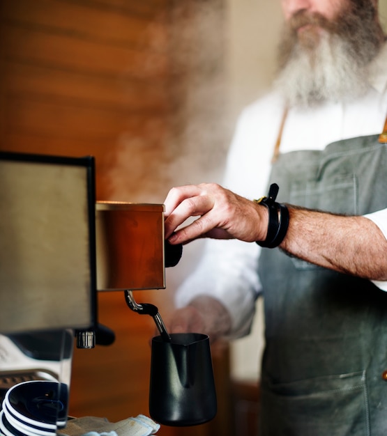 Barista está haciendo café