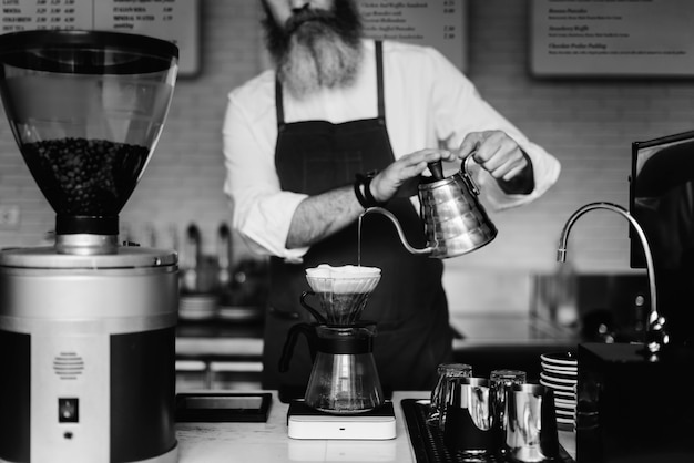 Barista está haciendo café