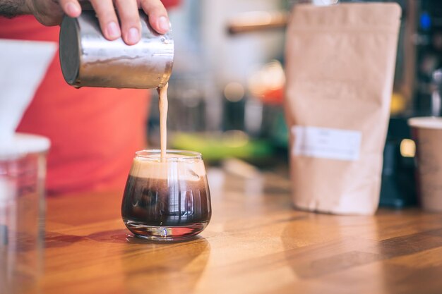 Barista está preparando uma bebida fria em uma cafeteria projetada vintage vista detalhada de close-up com espaço para cópia