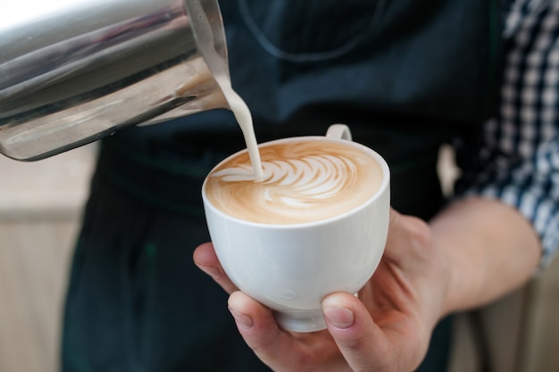 Barista-Fähigkeiten gießen Milch Latte Tasse Kaffeebar