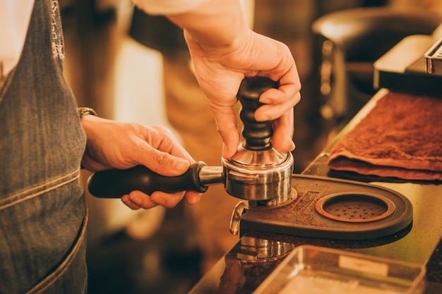 Barista faz café com arte latte com café máquina de café expresso em cafeteria cafe no vintage