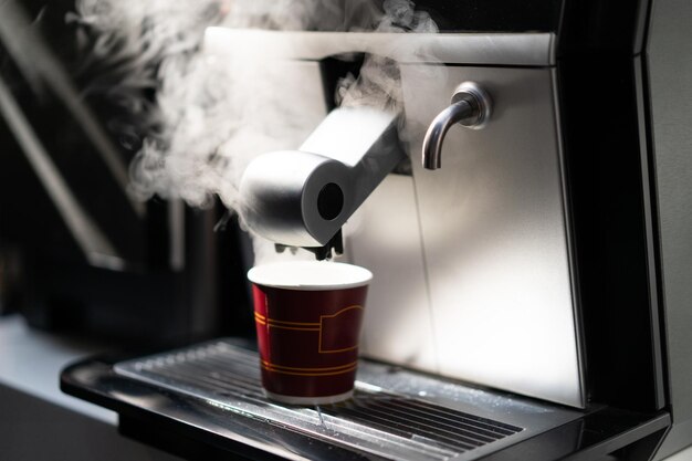 Barista faz café em uma máquina de café