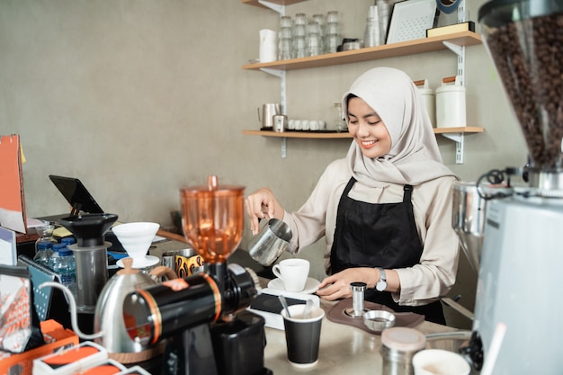 Barista faz um café para um cliente