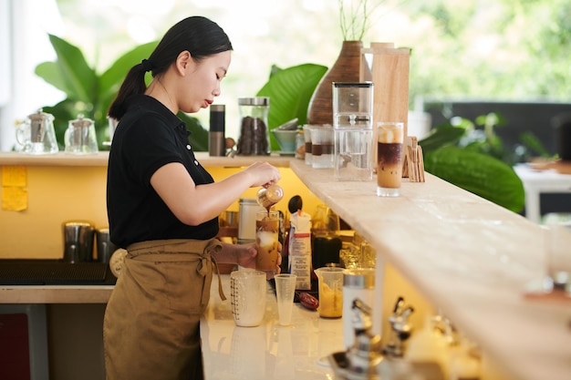 Barista fazendo bebida gelada