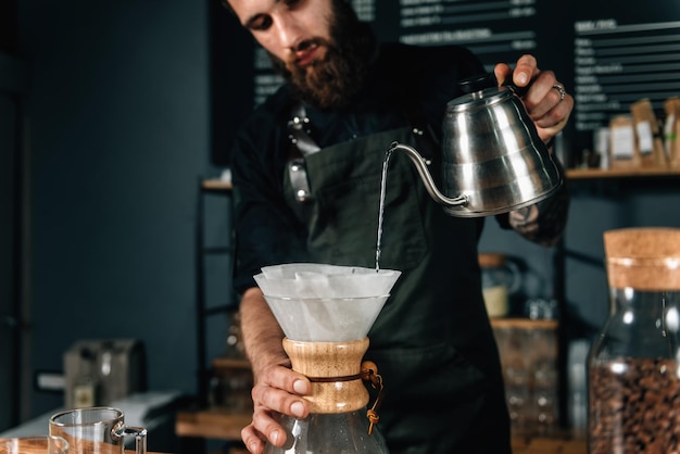 Barista fazendo café Chemex