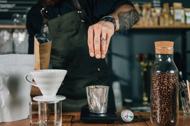 Barista fazendo café de gotejamento