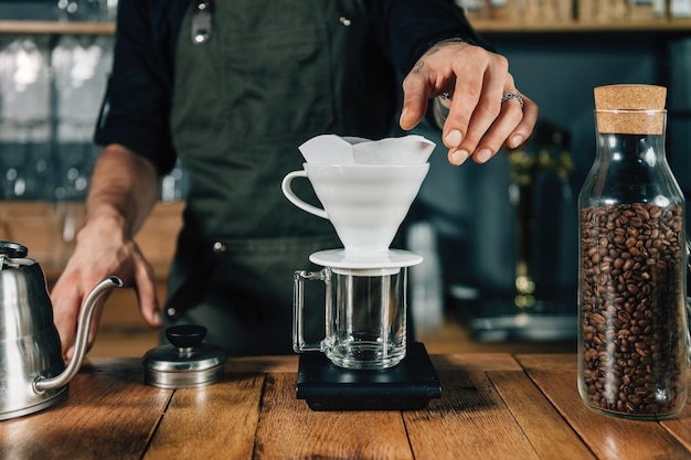 Barista fazendo café de gotejamento