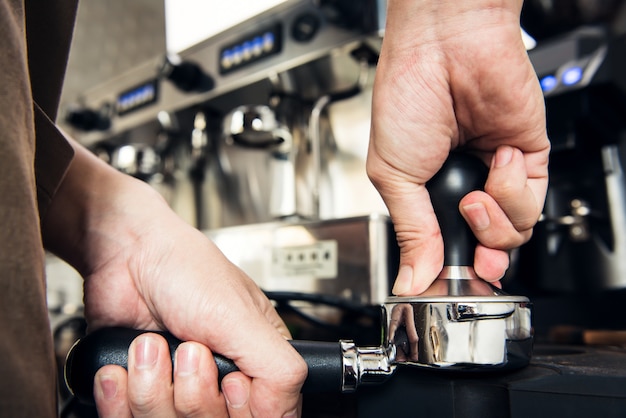 Barista fazendo café no café