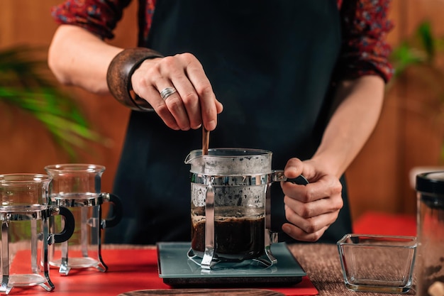 Barista fazendo café prensado francês