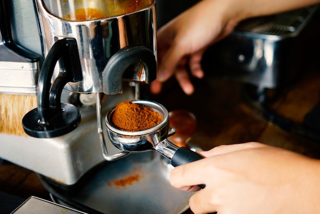 Barista fazendo café.