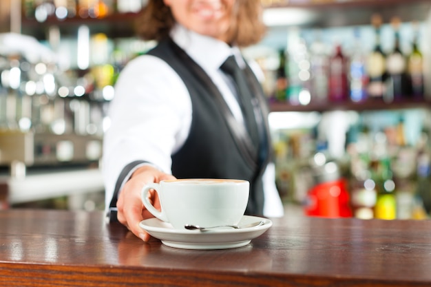 Barista fazendo cappuccino em sua cafeteria