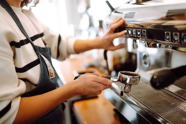 Barista femenina haciendo café en una máquina de café Concepción de negocios y servicio Comida para llevar